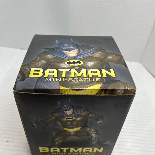 DC Direct Batman Limited Edition Mini-Statue - Picture 2 of 6