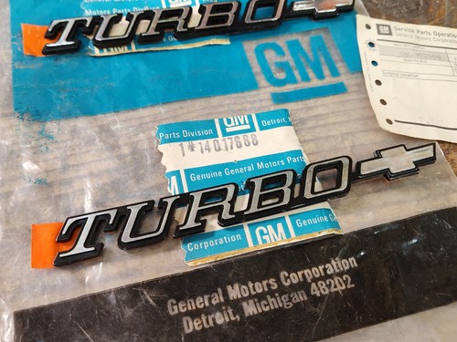 NOS OEM GM 1980-1981 Monte Carlo Turbo Emblem PAIR 14017688 NEW - Bild 3 von 15