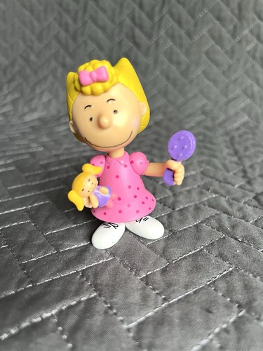 Sally • Peanuts Gang PVC Figure Holding Rag Doll & Brush Approx 3” - Bild 3 von 8