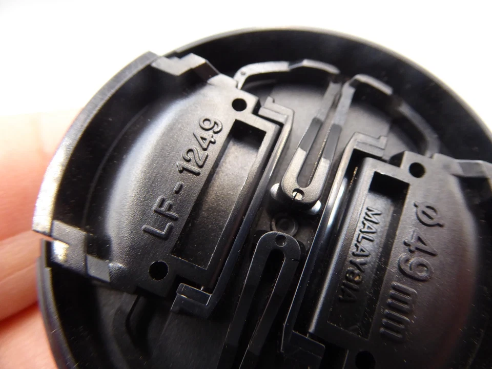 Genuine Minolta Dynax LF-1249, 49mm Lens Cap fits lens with 49mm filter thread - Image 2 of 3