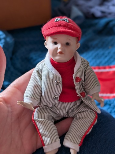 Porcelain Mini Doll "Michael" (438) 5.5"(14cm) by Yolanda Bello,The Ashton-Drake - Picture 14 of 14