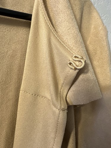 CHICO’S TRAVELERS COLLECTION SIZE (2) MEDIUM CAMEL TAN FAUX SUEDE TIERED JACKET - Imagen 8 de 12