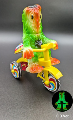 M1-Go Hedorah Tricycle Glow in the Dark Sofubi Figur mit Video Versand in 3 T...