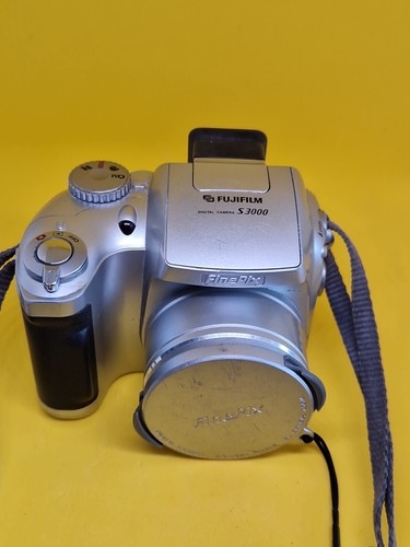 Cámara digital Fujifilm FinePix S3000 3,2 MP para piezas toma pilas AA  - Imagen 1 de 3
