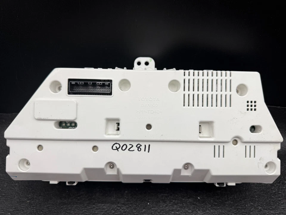 * Cuadro de instrumentos velocímetro Toyota Matrix 2009 2010 102.555 millas tracción delantera Foto 2 de 3