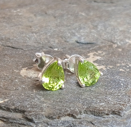 925 Silber geschliffene PERIDOT Ohrstecker in Birnenform E428 ~ Silverwave * UK Schmuck