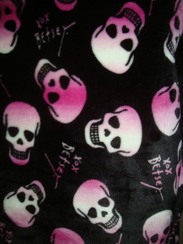 Betsey Johnson 66x90" Twin XL Ultra Soft Plush Blanket Black with Pink Skulls - Picture 3 of 3