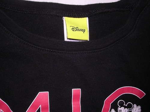 Camiseta Disney Jerry Leigh con tema de Mickey Mouse (posando sobre letras) negra pequeña - Imagen 3 de 4