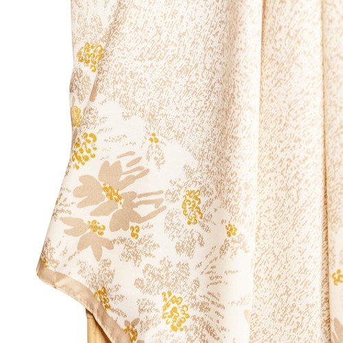 Avenue Zoe Blumenmuster gesprenkelt bedruckt seidig Bandana Schal in beige - Bild 8 von 11