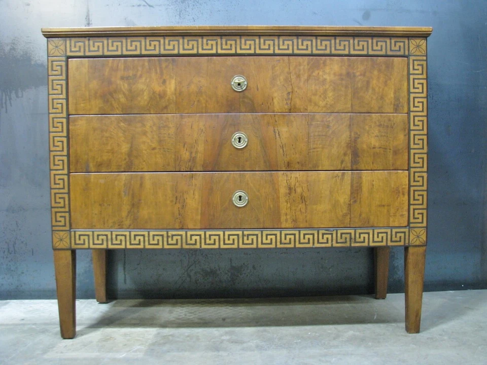 Dramático cofre de colección de gran tamaño de tres cajones Imperio Biedermeier con incrustación de llave griega Foto 2 de 4