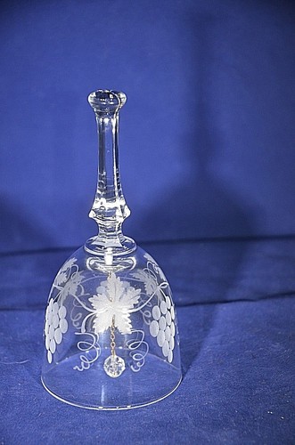 Campana de Cristal Grabada Uvas con Hojas enredaderas Patrón 6 1/8" Alto Cena Transparente - Imagen 4 de 9