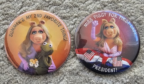 Lot 2 Vintage MUPPETS Pin Pinback MISS PIGGY FIRST LADY Präsident politisch SOMMER