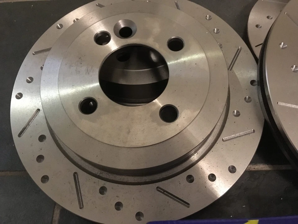 Mini R53 Cooper S dischi freno scanalati e pastiglie EBC UltiMAX, Fnt + Posteriore - Immagine 4 di 4