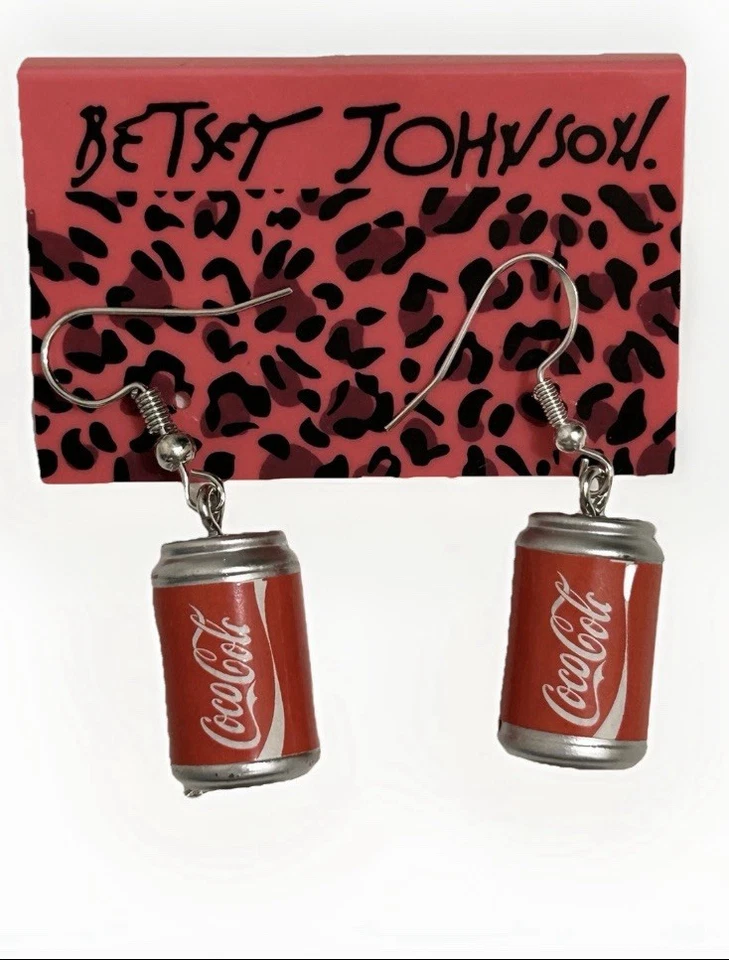 Pendientes colgantes Betsey Johnson esmaltados rojos enchapados en plata Can Cola Coca-Cola nuevos con etiquetas Foto 2 de 4