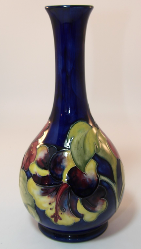 Vintage Moorcroft 8 1/2" Hibiscus Vase Blue Background c1960s VGC - Picture 2 of 10