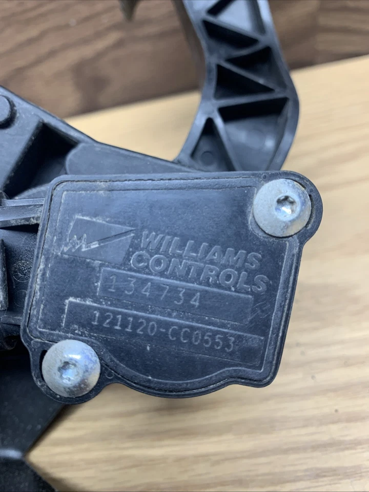 International Accelerator Pedal (2592857C91, 3828434C91, 6121133C1) SHIPS FREE - Image 3 of 4