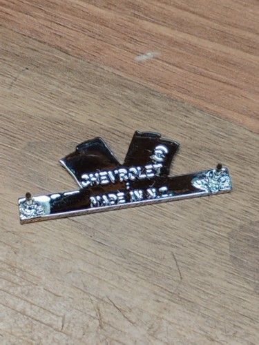 Vintage Lot Of 2 Chevrolet Crossed Flag V-8 Fender Emblem 427 Turbo Jet Pins - Imagen 3 de 9