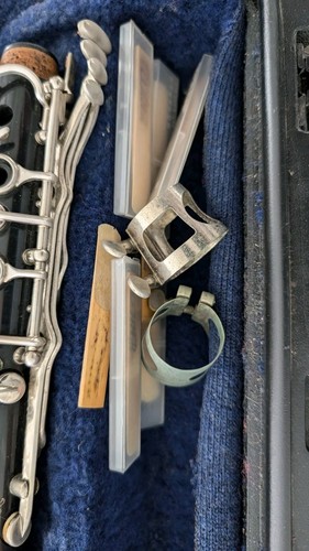 Clarinete de estudiante Selmer # 1401 con estuche rígido - Imagen 7 de 8