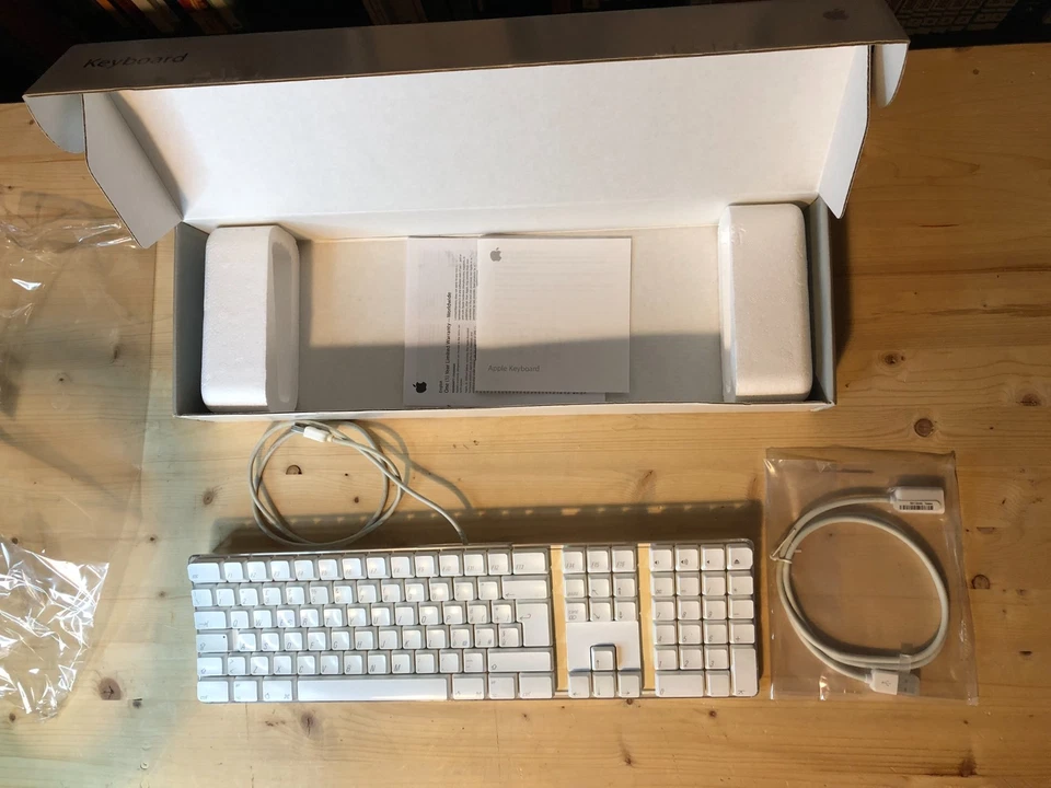 Apple Keyboard USB Model M9034T/A A1048 QWERTY ITA per Mac OS X 10.2.5 o succ. - Immagine 2 di 4