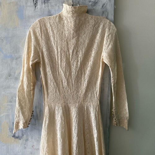 Vestido vintage con botones cubierto de encaje - Imagen 2 de 9