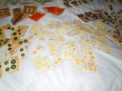 HUGE Lot Of Vintage Buttons For Sewing Crafting On Cards All Original Hundreds - Picture 6 of 24