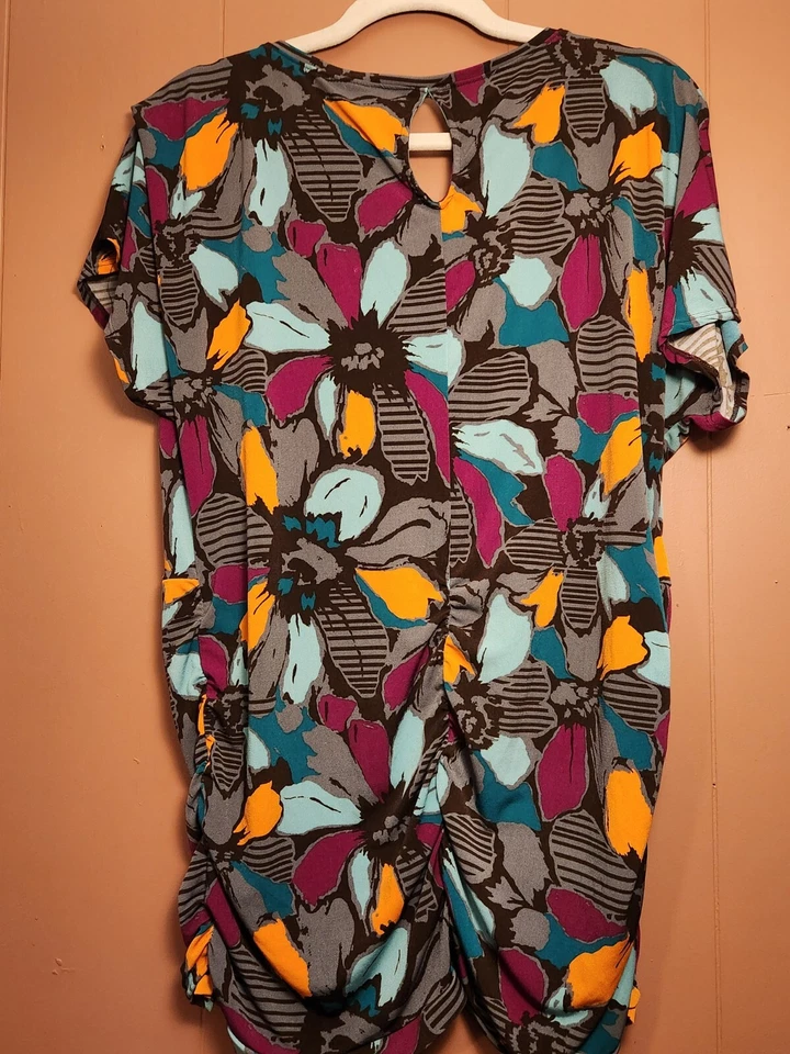 Top túnica elástica floral Attention Plus para mujer talla 2X Foto 4 de 4