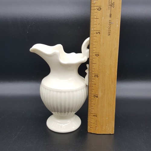 Jarrón jarra victoriano marfil crema con patas de urna porcelana de Two's Company 5" T - Imagen 5 de 9