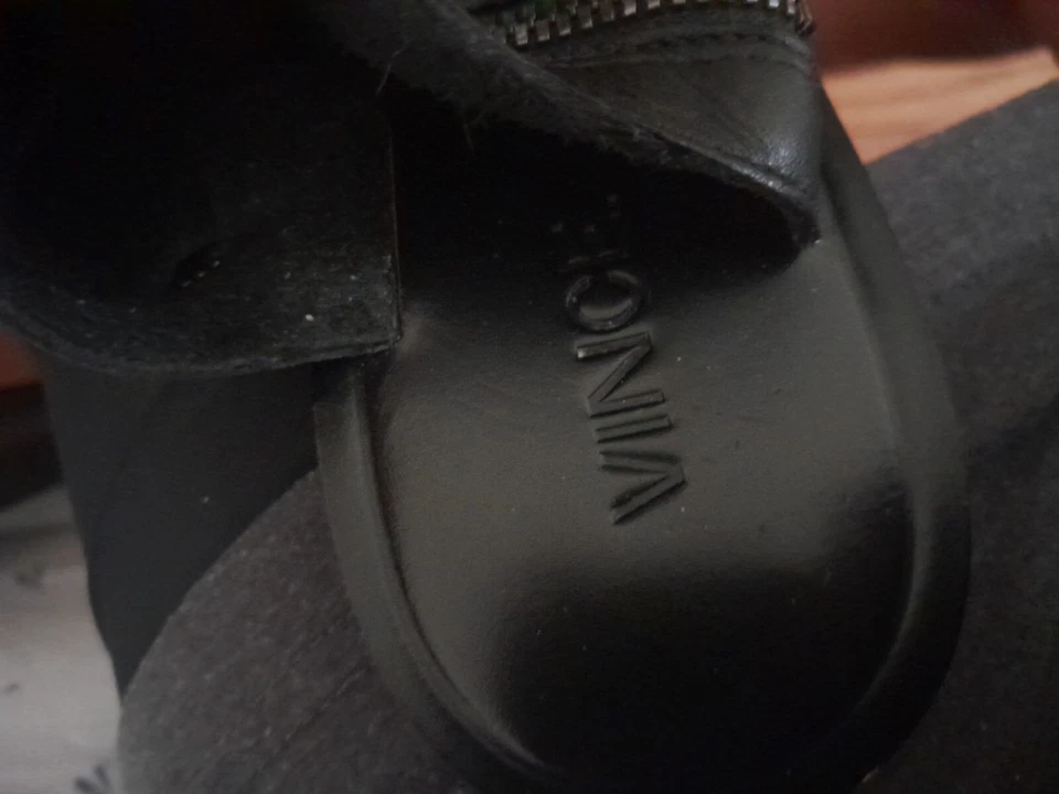 Sandálias pretas Vince Thalia de couro biqueira aberta plana tamanho 7 - Imagem 4 de 4