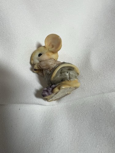 Ganz Little Cheesers Maus Figur. Kleine Maus frisst Trauben - Bild 2 von 6