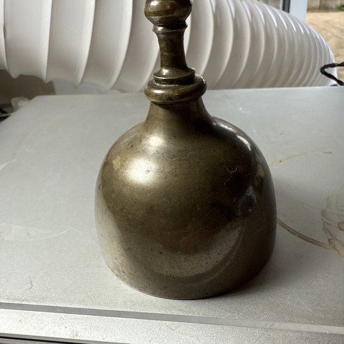 Antigua campana de escritorio de hotel de latón eduardiano con mango de colmena de madera torneado - Imagen 4 de 13
