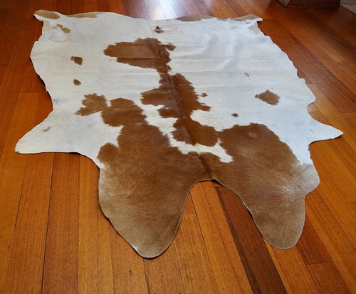 A Classic Country Hide -A Branded Jersey Caramel & White Cowhide Rug - Picture 6 of 10