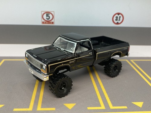 1981 Dodge Ram Pickup Lifted 4x4 Truck 1/64 Diecast Custom Off Road Greenlight - Picture 2 of 13