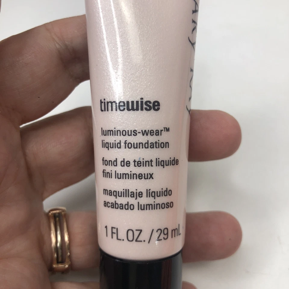 Mary Kay Timewise Matte Wear Liquid Foundation Ivory 3 Normal to Dry Skin - Image 4 of 4