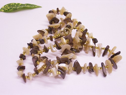 PERLMUTTKETTE / HALSKETTE & PERLMUTT STÜCKCHEN & GLASPERLEN / GELB: 74 cm lang - Bild 5 von 5