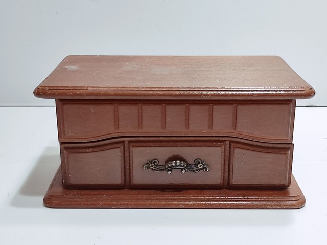 Portagioie in legno Mobile scrigno scatola forziere antico dal design vintage Portagioie in legno Mobile scrigno scatola forziere antico dal design vintage