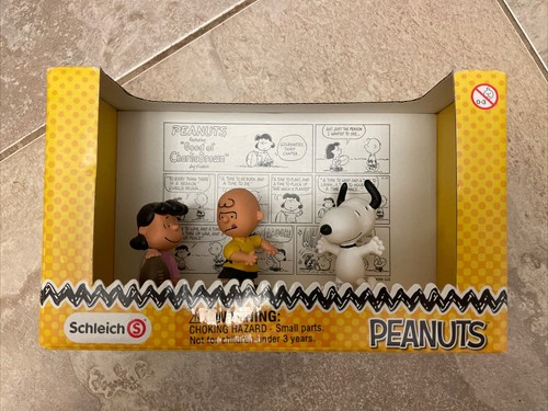Peanuts Classic Football Scenery Pack of 3 Mini Lucy,Charlie Brown, Snoopy NEW - Picture 1 of 4
