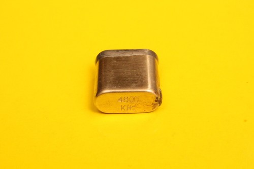CRYSTAL - QUARTZ - 4600 kHz - 4.60 MHz - CR-18/U case - GRC-9