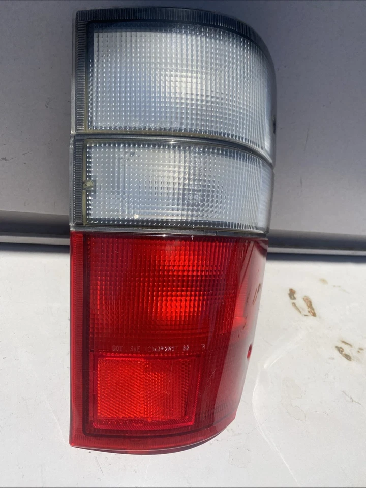 2000 - 2002 年五十铃部队讴歌 SLX 乘客右侧尾灯切片 — 第 3/4 张图片