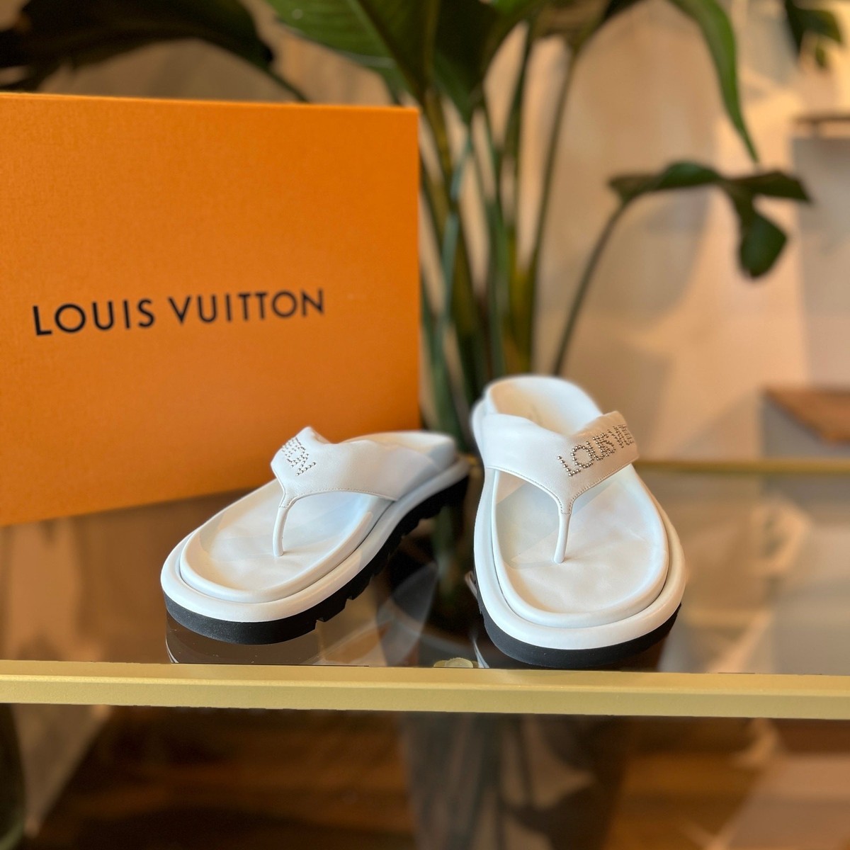 ルイヴィトン サンダル 白 LOUIS VUITTON - LOUIS VUITTON ウォーターフロント サンダル 白