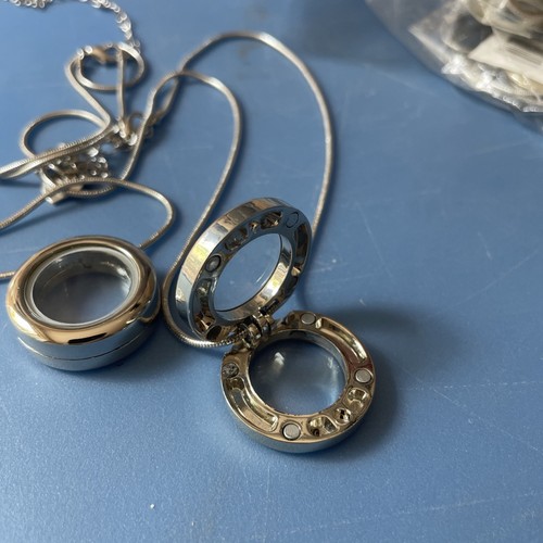 Paar mittelgroße magnetische geschlossene runde Medaillon schwimmende Charms, silberfarben Neu in Verpackung Versand USA - Bild 4 von 4