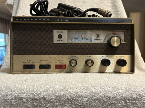 JOHNSON BASE STATION CB RAIDO MESSENGER 124-M WITH MIC.