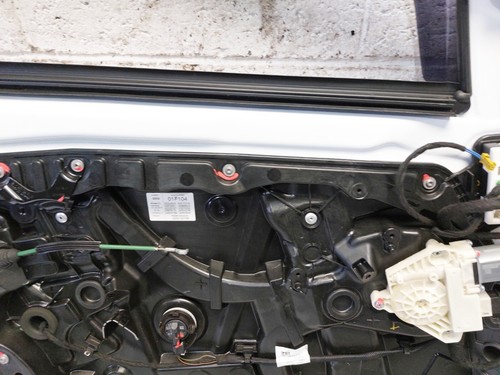 MERCEDES BENZ C CLASS W205 COMPLETE DOOR FRONT LEFT PASSENGER SIDE IN WHITE 2015 - Picture 24 of 24