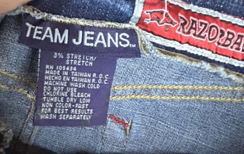Team Jeans Arkansas Razorbacks Damen blau Denim Rock Größe 9/10 lizenziert neu mit Etikett - Bild 13 von 15