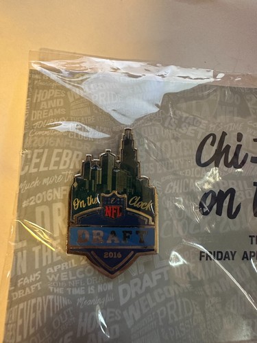 Spilla Draft NFL 2016 - Chicago Illinois - CHI-TOWN IS ON THE CLOCK - come nuova - Foto 2 di 3