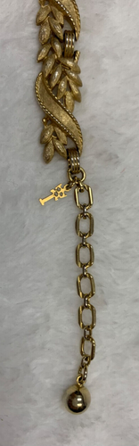Trifari 16.25" Vintage Ribbon/Leaf Brushed Gold Tone Necklace .5" Wide - Picture 4 of 7