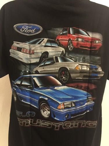 Ford Mustang T-Shirt - Noir avec quatre Ford Fox Body Mustang 5.0 (sous licence) - Photo 1 sur 2