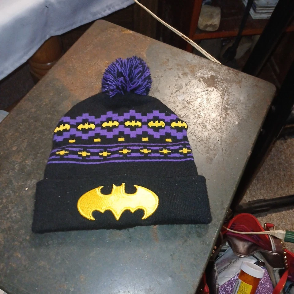 黑色和紫色 Pom Pom 冬季蝙蝠侠无檐帽 — 第 2/3 张图片