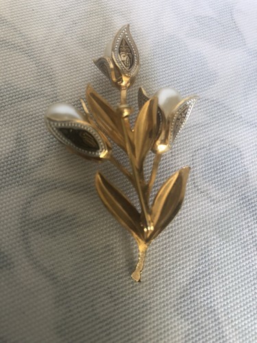Vintage Damascene Pearl Centerd Flowers Pin, Made in Spain Elegant & Delicate B4 - Picture 6 of 7