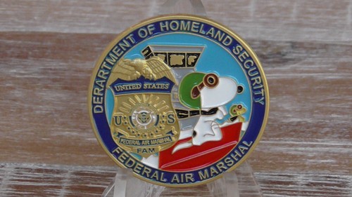 Prendedor de solapa Federal Air Marshal FAM FAMS Snoopy & Woodstock - Imagen 1 de 5