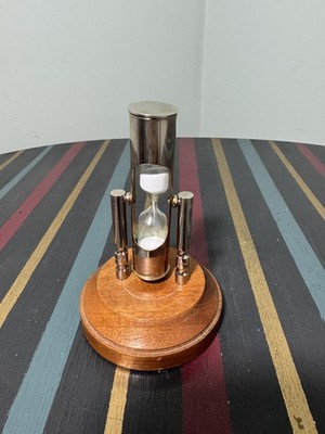 Vintage inspirierte 3-Minuten-Sanduhr - versilberter Rahmen mit Holzsockel